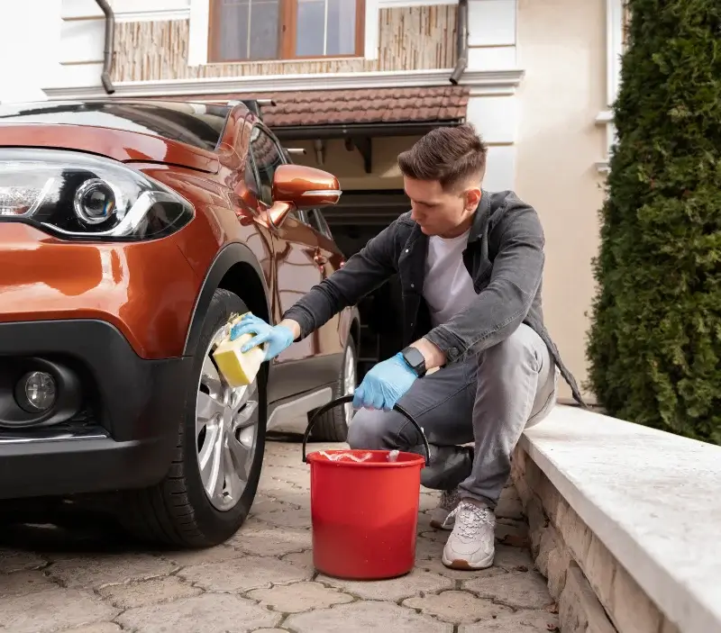 Lavage auto à domicile Houlette : professionnel intervenant sur un véhicule